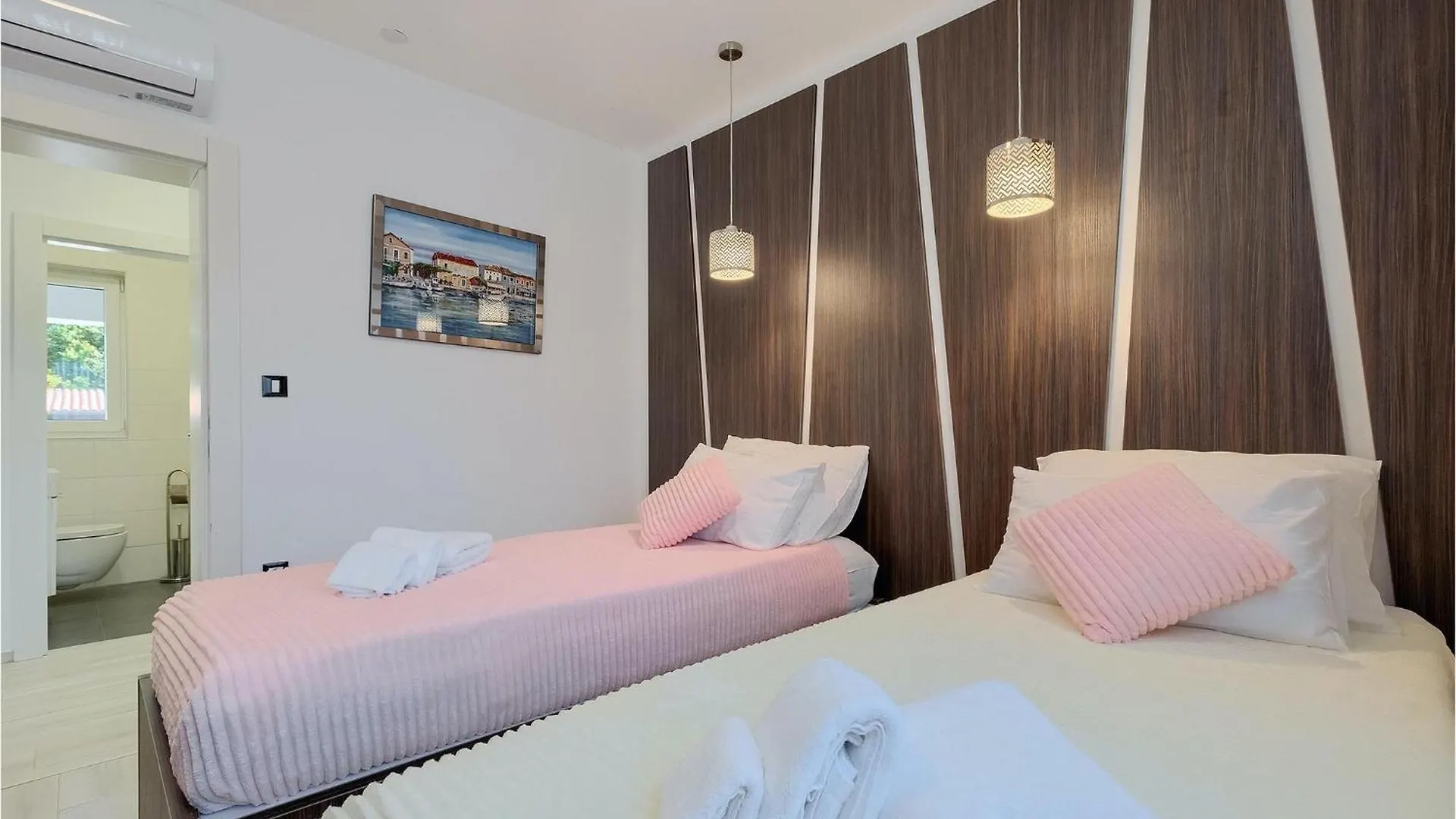 Villa Alba Rossa Sisan 0*,